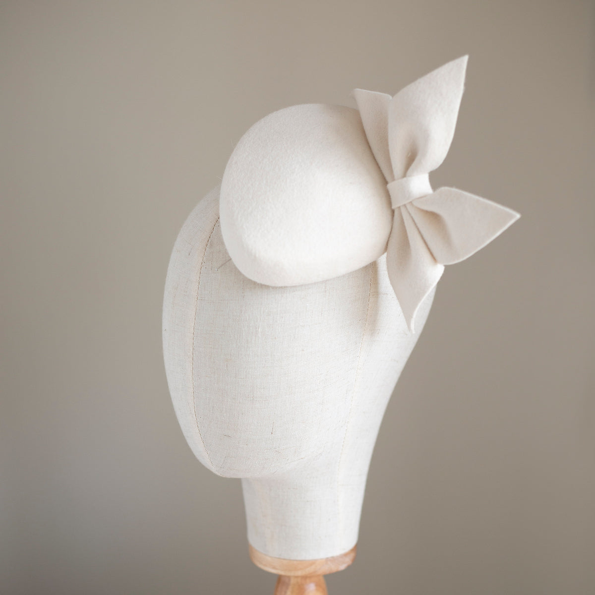 Ivory Bridal Pillbox Hat with Oversize Hair Bow – Couture Wedding Hat, Minimalist Formal Headpiece