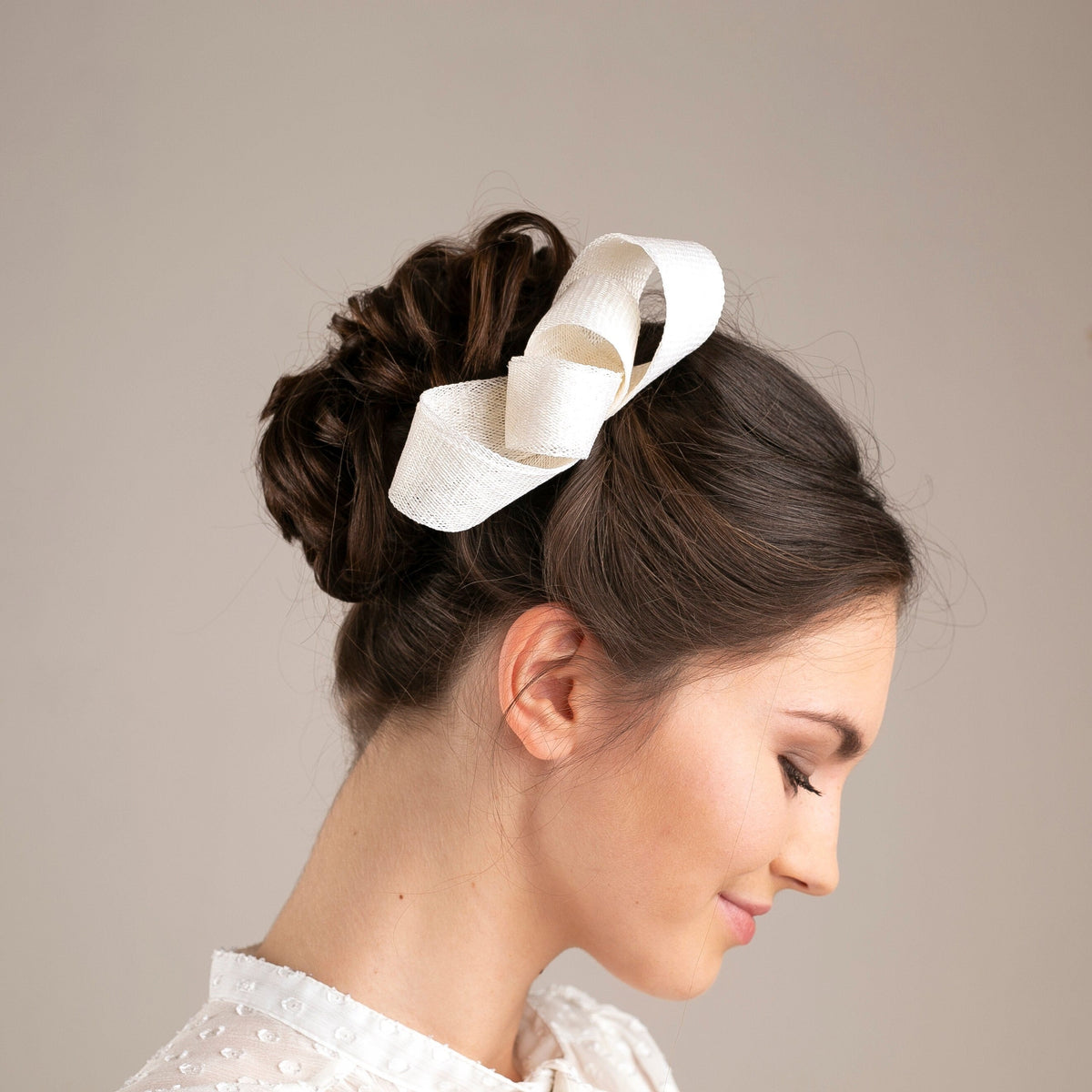 Elegant Bow Hair Clip – Versatile Wedding Fascinator for Updo or Face-Framing Styles, Minimalist Bridal Headpiece