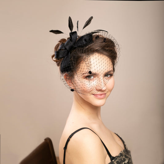 Schwarzer Federfascinator mit Vogelkäfigschleier: Elegantes Kopfstück für Damen