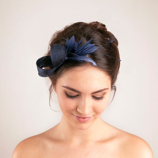 Navy Feather Fascinator Headpiece for Wedding Guest – Elegant Formal Hair Accessory for Special Occasions