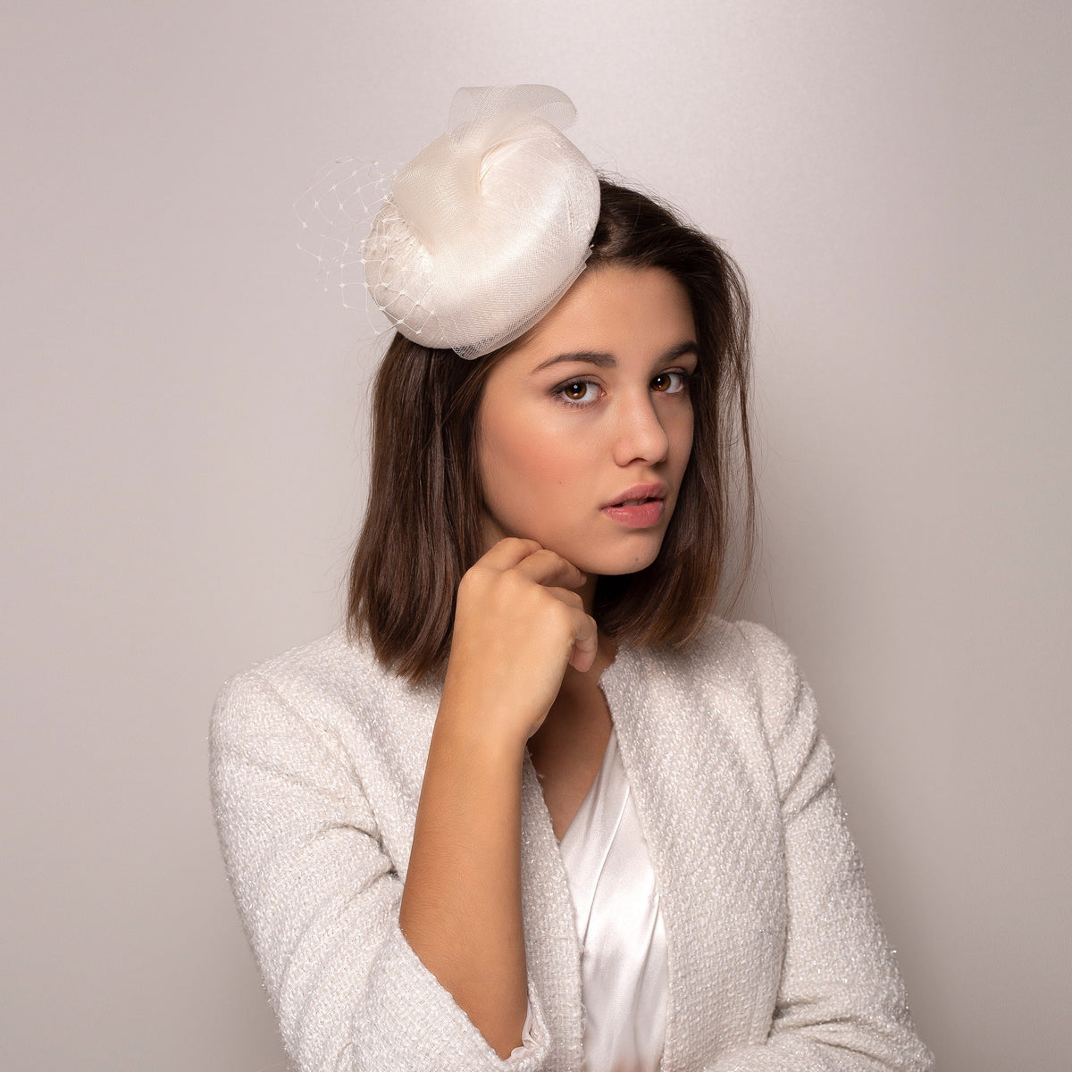 Bridal Pillbox Hat with Crin Bow Netting – Minimalist Wedding Headpiece, Handmade covered in Silk Fascinator, Mini Hat