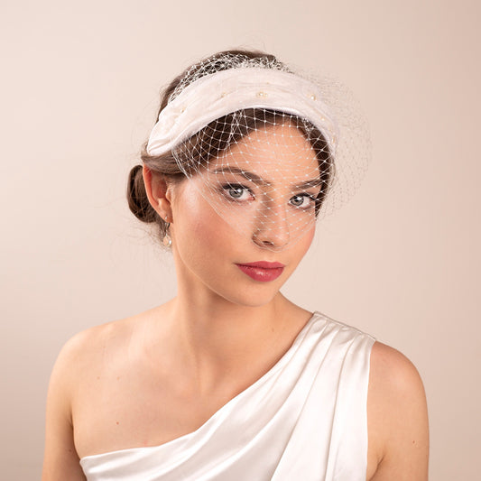 Hochzeitsstirnband im Hollywood-Glamour-Stil: Gerüschtes Seidenstirnband mit abnehmbarem Schleier und Swarovski-Perlen für eine Braut im Stil der 1950er Jahre.