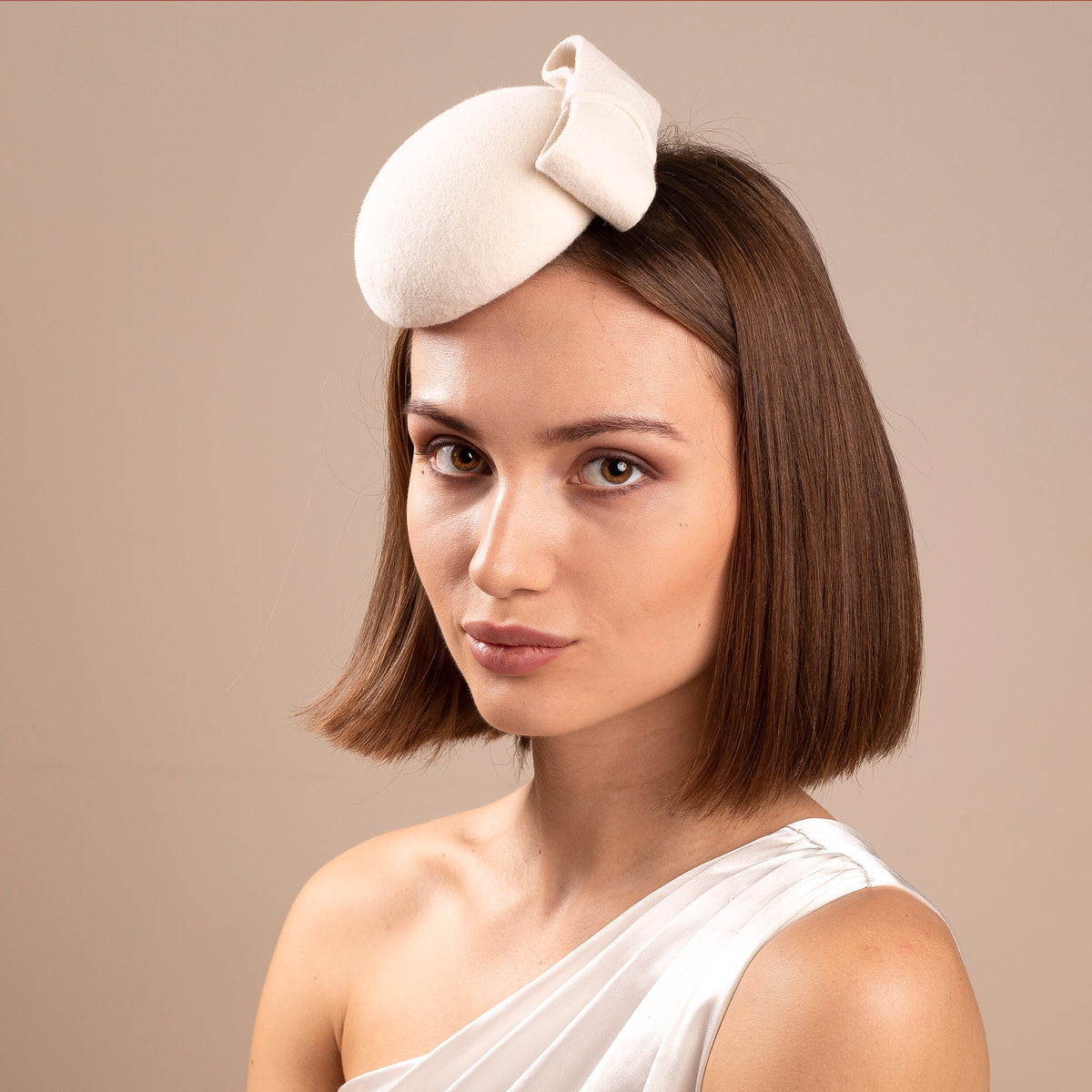 Ivory Wedding Pillbox Hat with Bow – Minimal Bridal Hat, Elegant Wedding Headpiece, Ivory Pillbox Fascinator, Bridal Suit Accessory