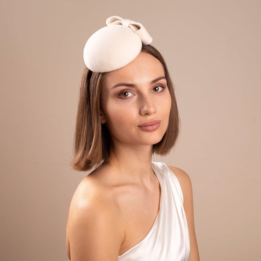 Ivory Wedding Pillbox Hat with Bow – Minimal Bridal Hat, Elegant Wedding Headpiece, Ivory Pillbox Fascinator, Bridal Suit Accessory