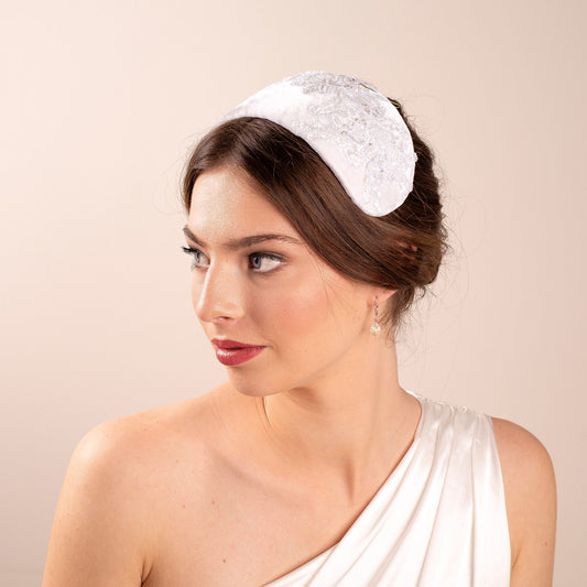 Brauthaube im Stil des alten Hollywood | Kopfschmuck aus Perlenspitze und Seidensamt, inspiriert vom Glamour der 1950er Jahre
