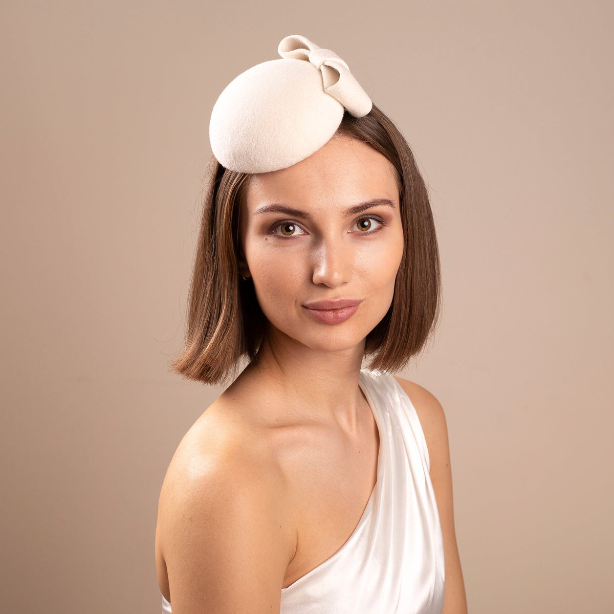 Ivory Wedding Pillbox Hat with Bow – Minimal Bridal Hat, Elegant Wedding Headpiece, Ivory Pillbox Fascinator, Bridal Suit Accessory