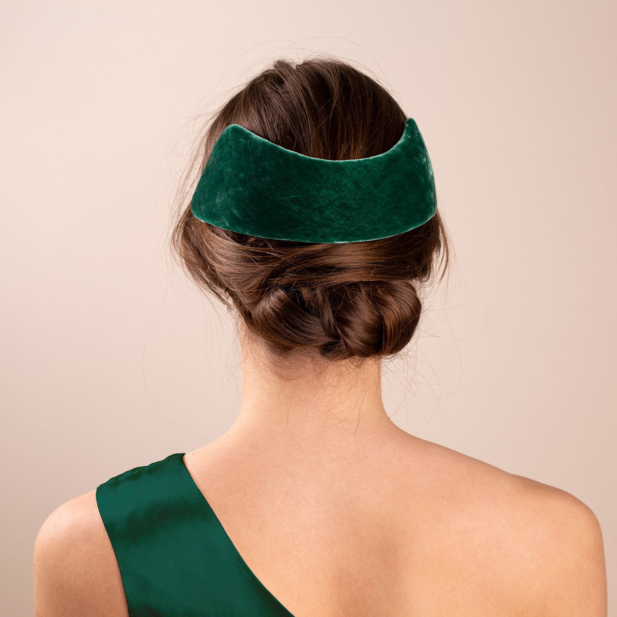 Tmavě zelený sametový drdol: Vintage kloboukový bandeau