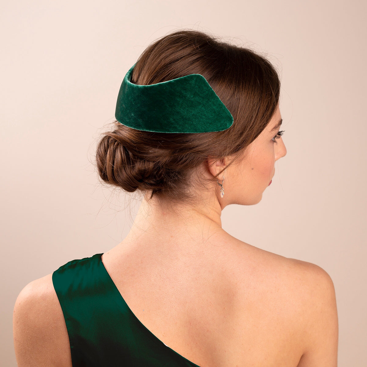 Tmavě zelený sametový drdol: Vintage kloboukový bandeau