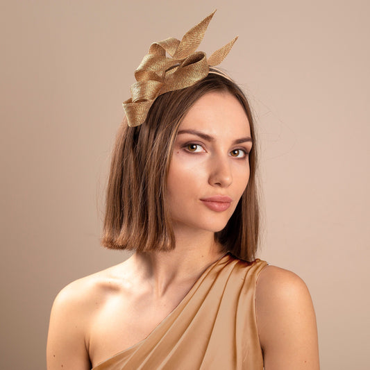 Moderner goldener Fascinator, Fascinator für Hochzeitsgäste, skulpturaler Fascinator für Damen, Couture-Hut für die Mutter der Braut oder des Bräutigams
