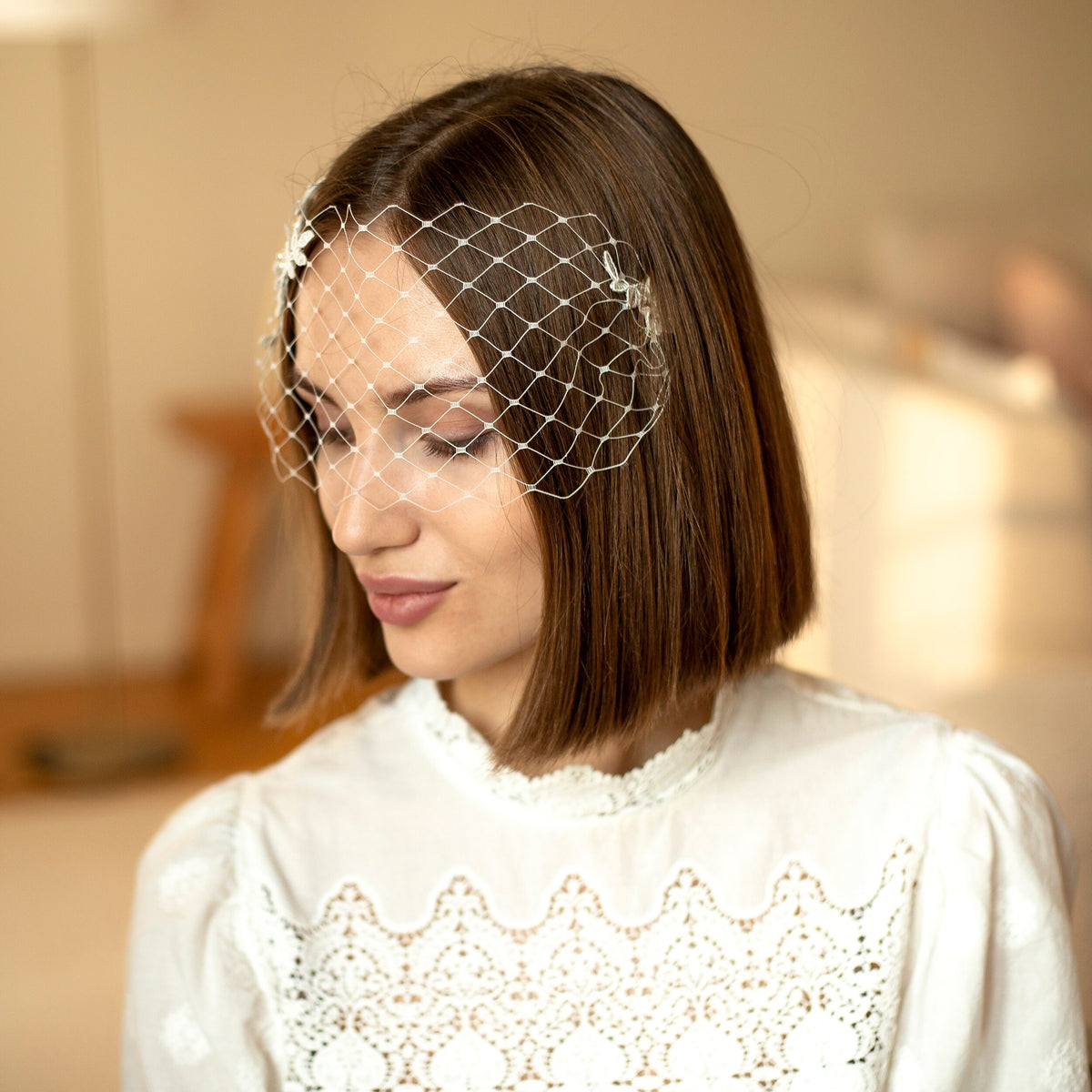 Svatební závoj bandeau s květinovou krajkou a perlami Swarovski, romantický krátký svatební závoj s krajkou a perlami
