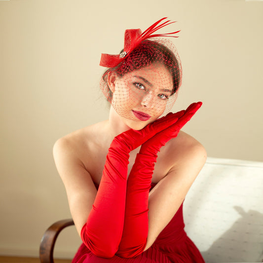 Roter Feder-Fascinator mit Mohnblumenmuster und abnehmbarem Vogelkäfigschleier, Gesichtsschleier aus Netzgewebe in Rot