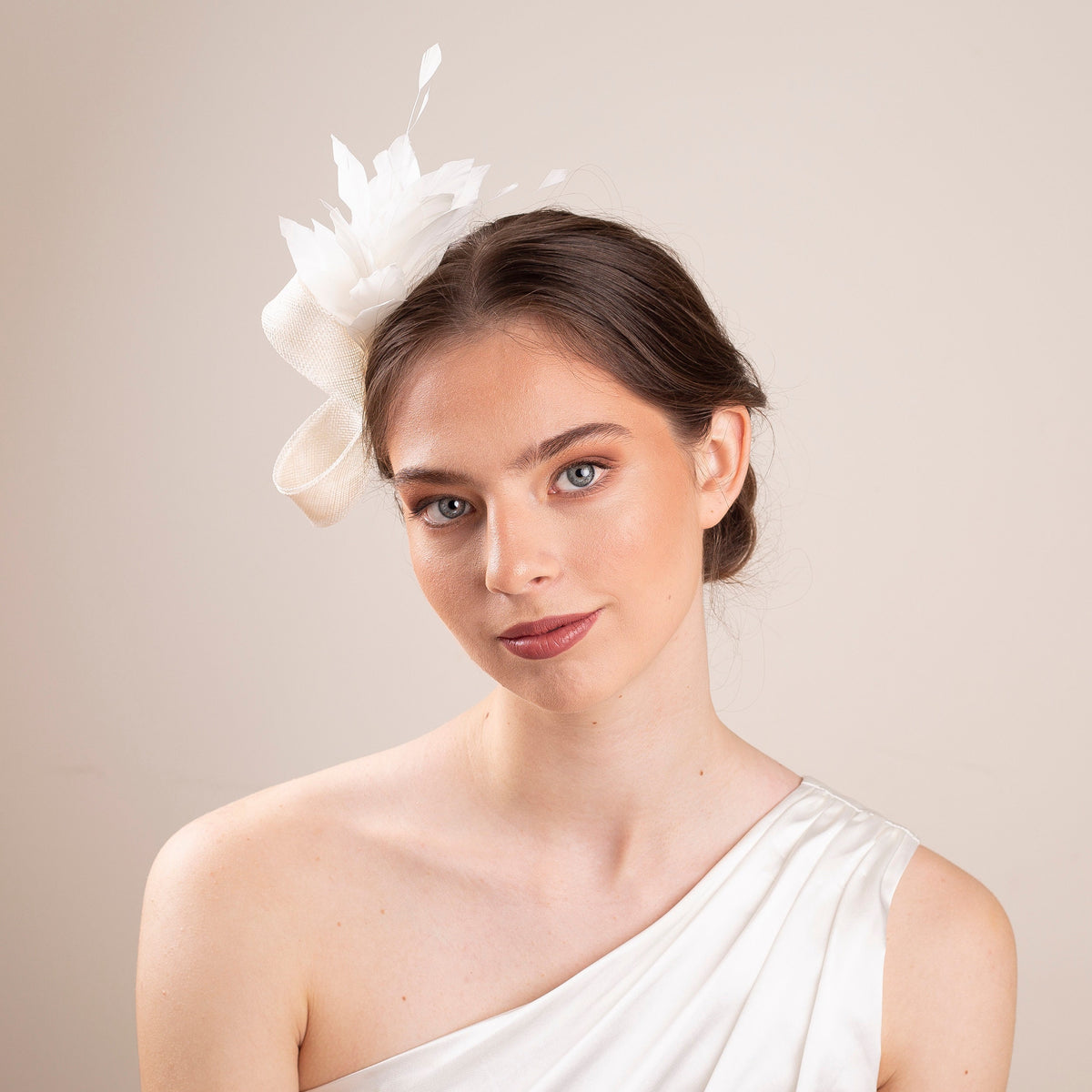 Weißer Feder-Brautfascinator: Elegantes Sinamay-Hochzeits-Haaraccessoire