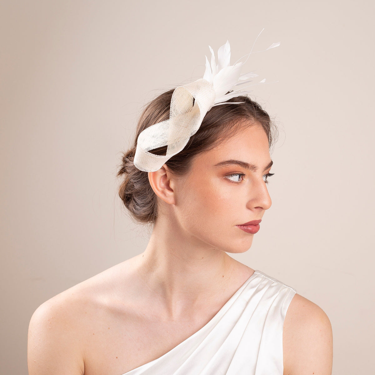 Weißer Feder-Brautfascinator: Elegantes Sinamay-Hochzeits-Haaraccessoire