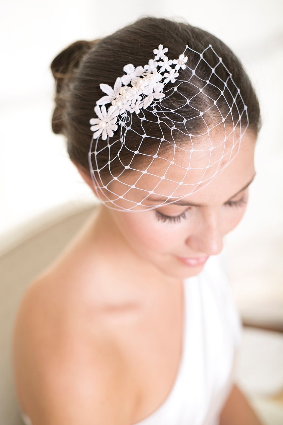 Brautschleier im Birdcage-Stil aus Spitze: Weißer floraler Brautkopfschmuck