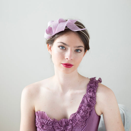 Lila Sinamay Fascinator, elegantní svatební nebo příležitostná ozdoba hlavy na pohodlné čelence