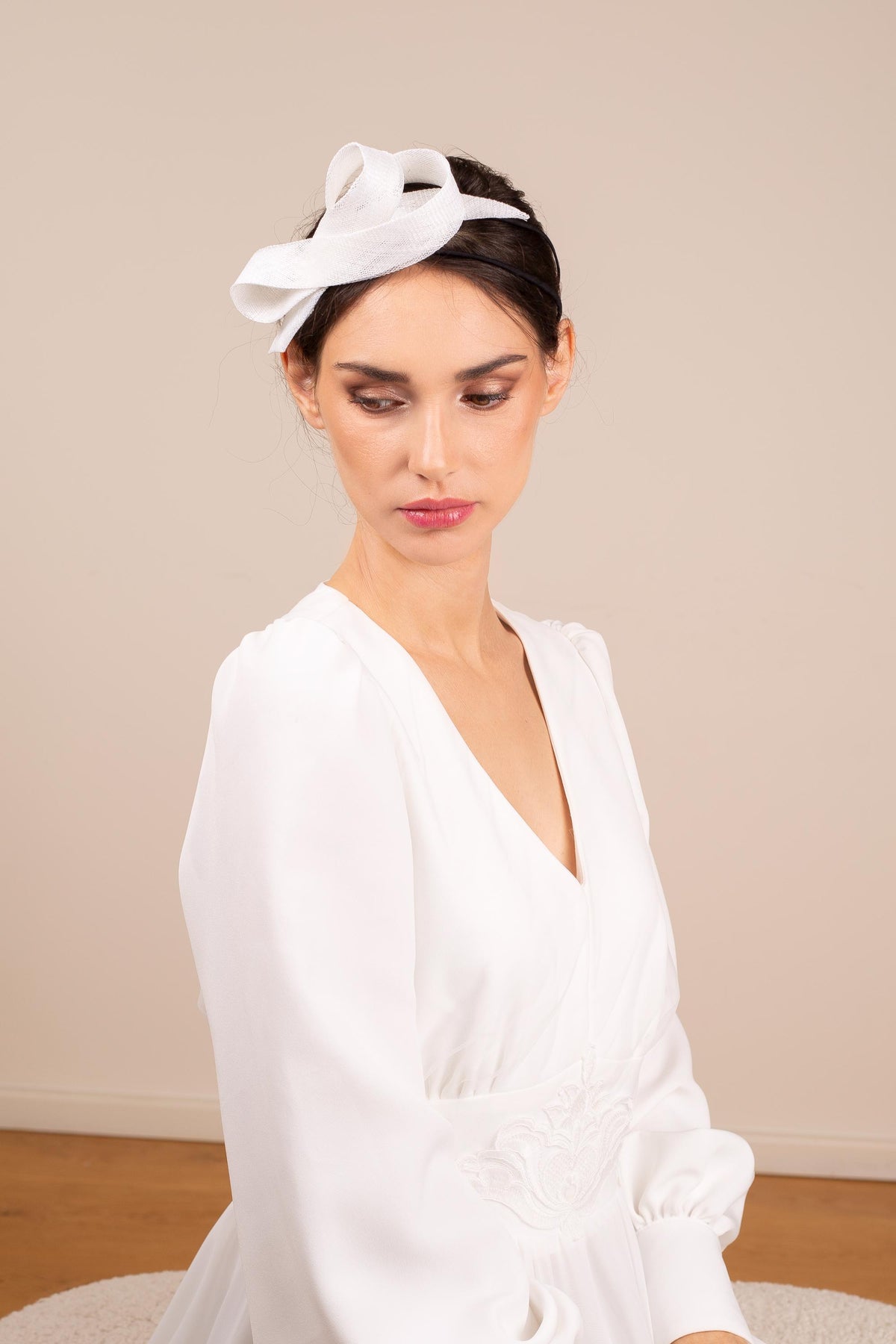 Bridal hair bow fascinator on comfortable headband, elegant minimal headpiece for bride, special occasion women fascinator