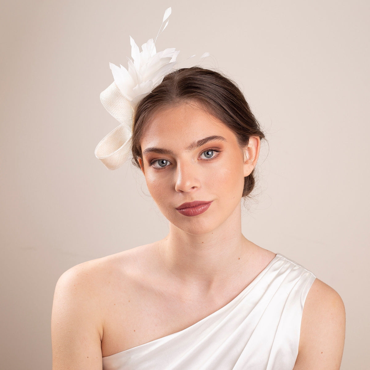 Weißer Feder-Brautfascinator: Elegantes Sinamay-Hochzeits-Haaraccessoire