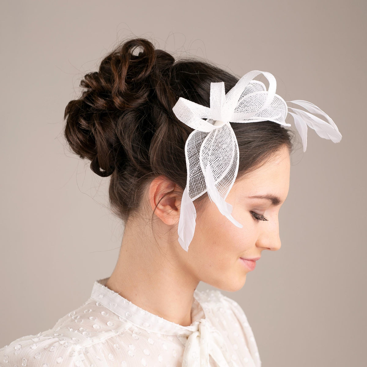 Bridal Feather Fascinator Hair Clip – White Petal and Leaf Wedding Headpiece for Bride