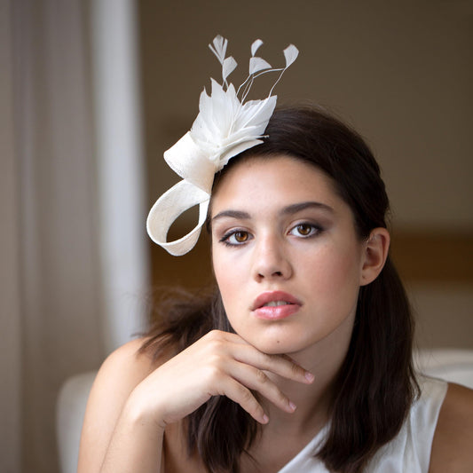 Bridal Fascinator with White Feathers – Vintage Style Wedding Headpiece for an elegant Bride, British Wedding