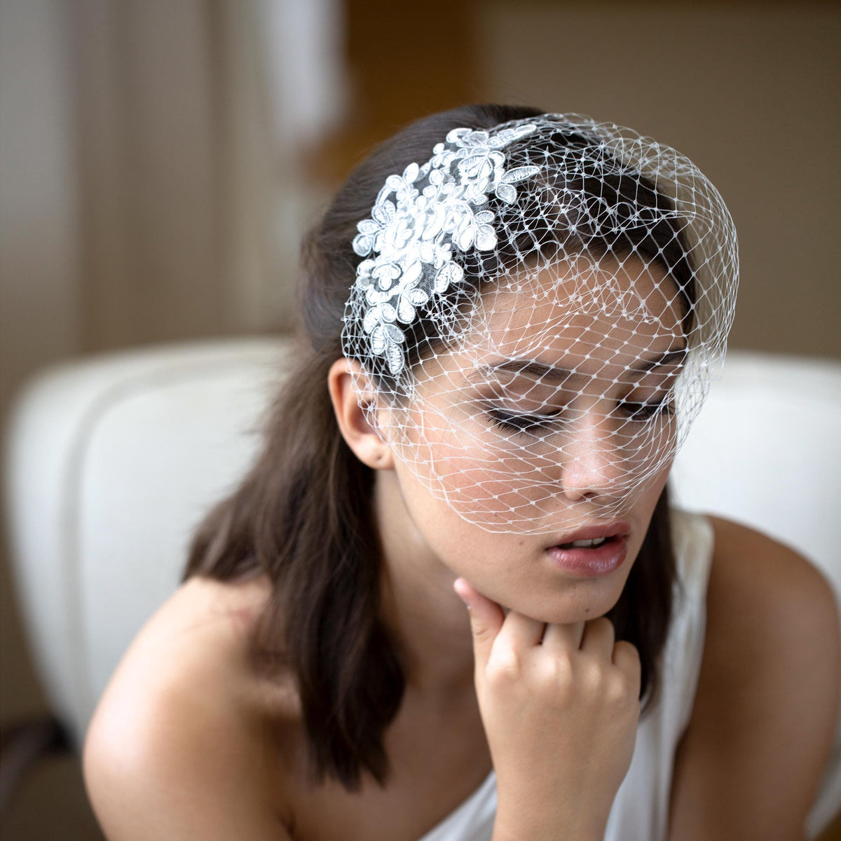 Weißer Schleier aus floraler Spitze im Birdcage-Stil: Eleganter Braut-Kopfschmuck