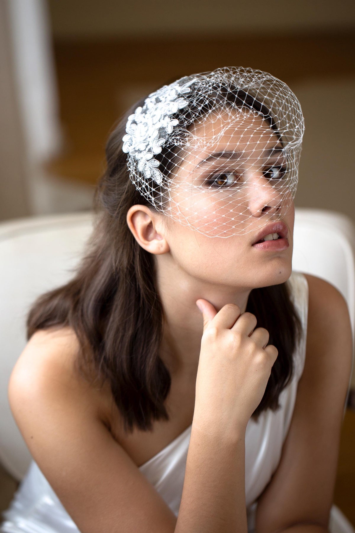 Weißer Schleier aus floraler Spitze im Birdcage-Stil: Eleganter Braut-Kopfschmuck