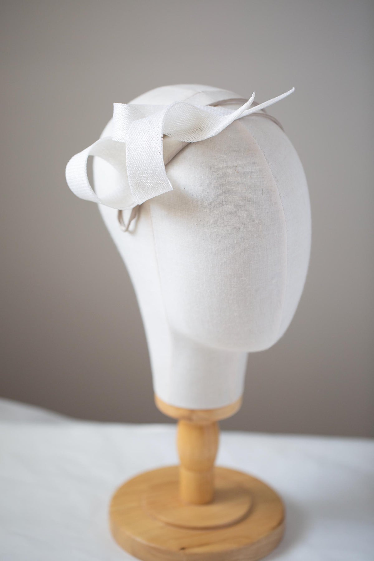 White Bridal Headpiece, Wedding Fascinator Headband, Mother of the Bride Hair Accessory, Bridesmaid Elegant Women Wedding Guest Fascinator
