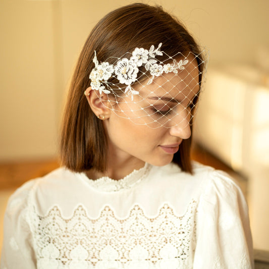 Svatební závoj bandeau s květinovou krajkou a perlami Swarovski, romantický krátký svatební závoj s krajkou a perlami