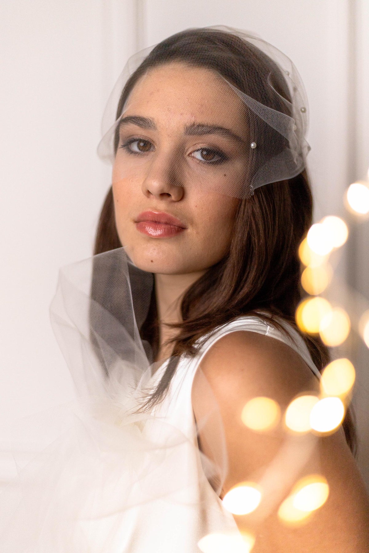Mini bridal tulle birdcage veil with pearls, wedding short tulle veil, blusher tulle face veil, Nose-Length