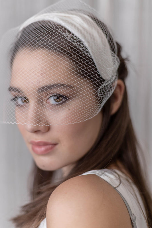 Široká splývavá svatební čelenka s jemným vintage závojem ve tvaru ptačí klece - elegantní svatební příčesek
