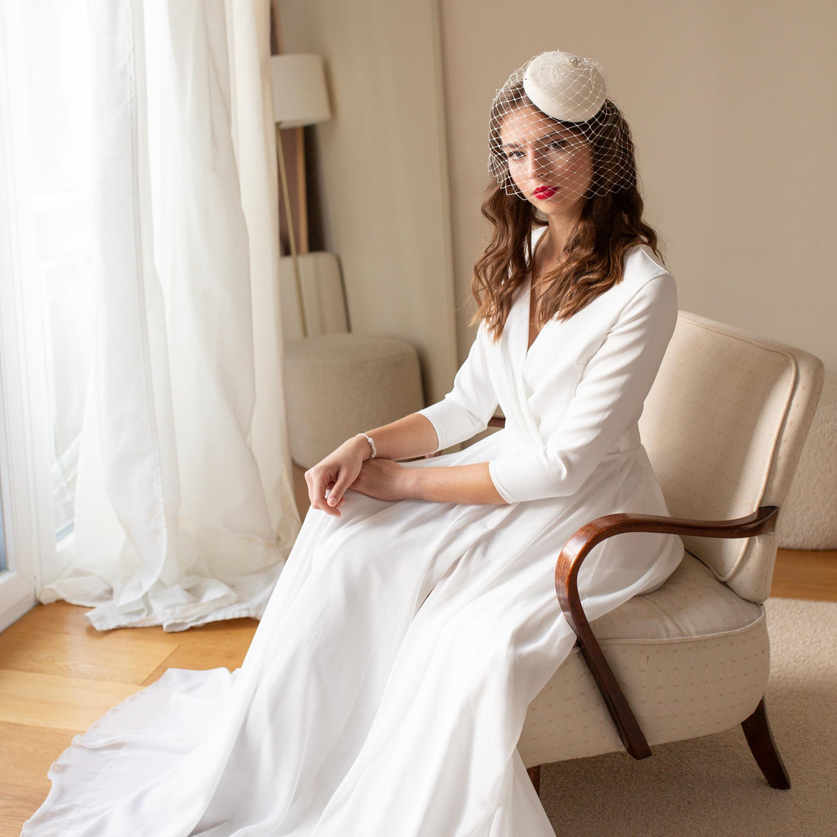 Elegant Bridal Pillbox Hat – Rhinestone Birdcage Veil Headpiece – Civil Wedding & City Hall Elopement Fascinator for Modern Bride