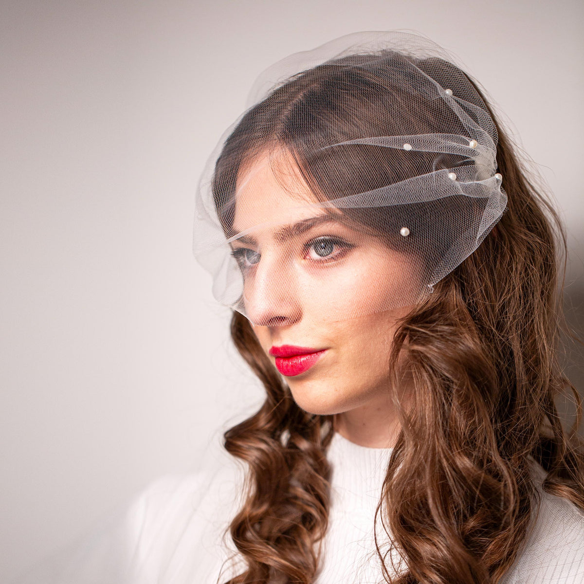 Mini bridal tulle birdcage veil with pearls, wedding short tulle veil, blusher tulle face veil, Nose-Length