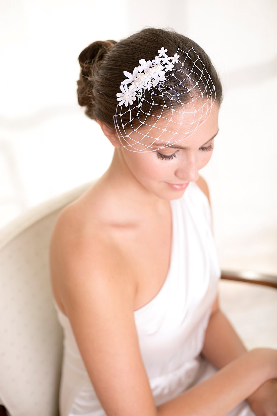Brautschleier im Birdcage-Stil aus Spitze: Weißer floraler Brautkopfschmuck