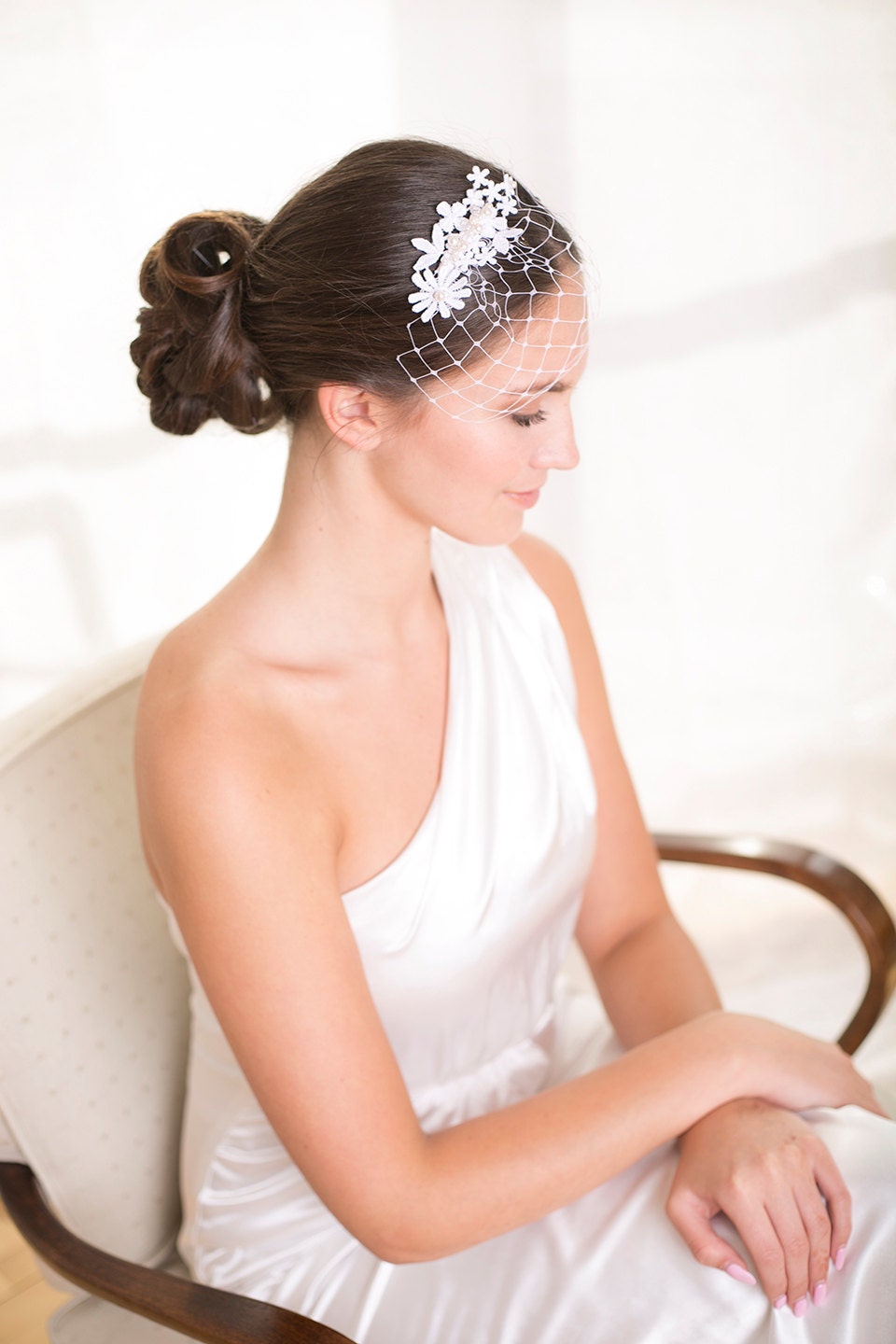 Brautschleier im Birdcage-Stil aus Spitze: Weißer floraler Brautkopfschmuck