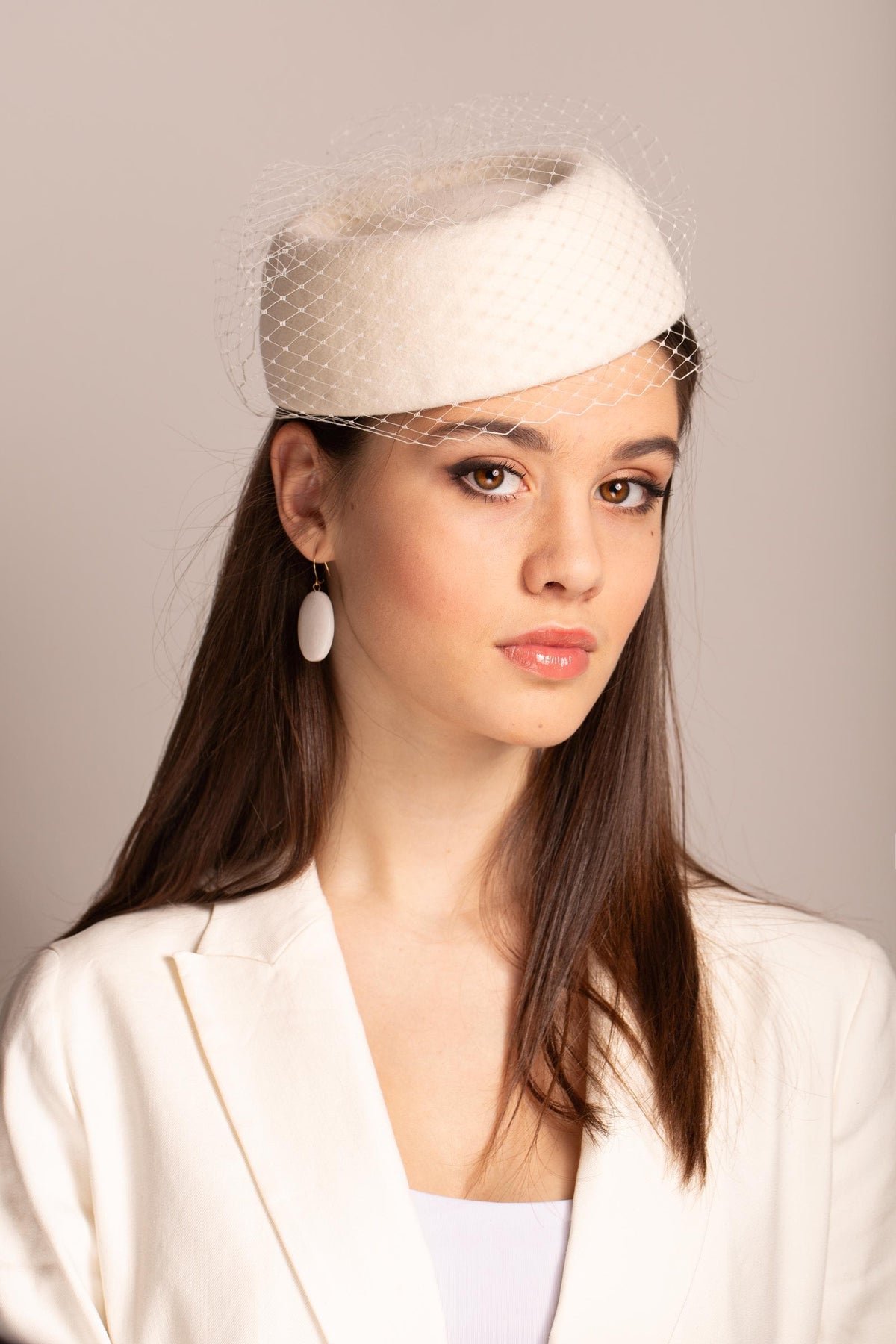 Minimalist Pillbox Wedding Hat with Birdcage | Jackie Kennedy Inspired Bridal Hat | Civil Wedding Headpiece | Couture Fascinator @whatemwore