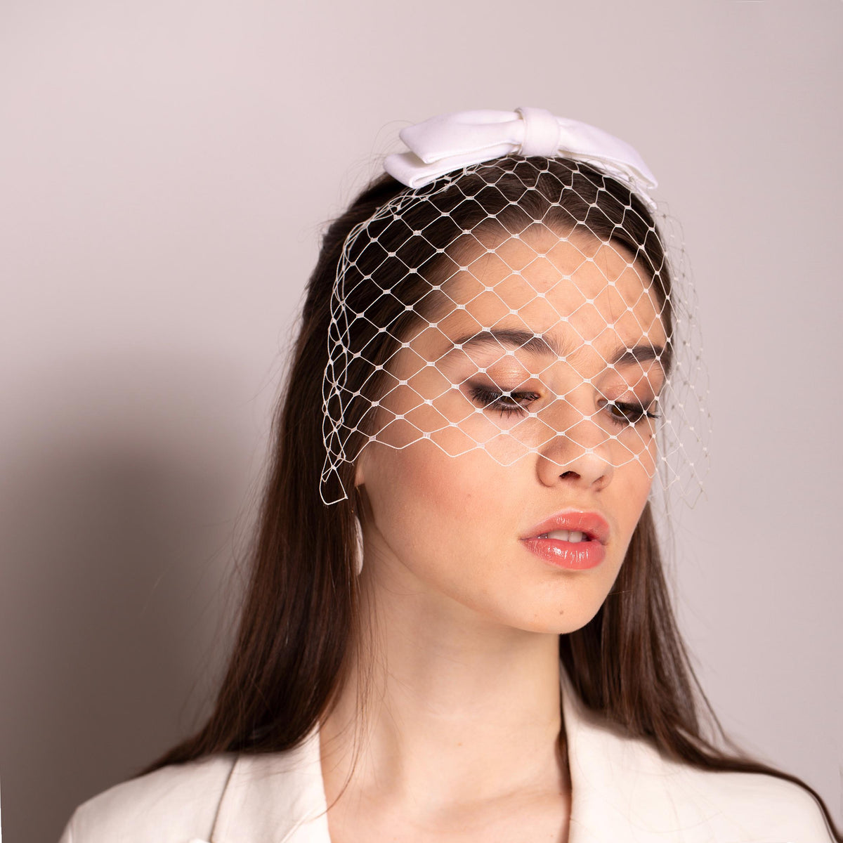 Short Birdcage Veil with Double Velvet Bow – Vintage-Inspired Bridal Face Veil for Classic & City Hall Weddings