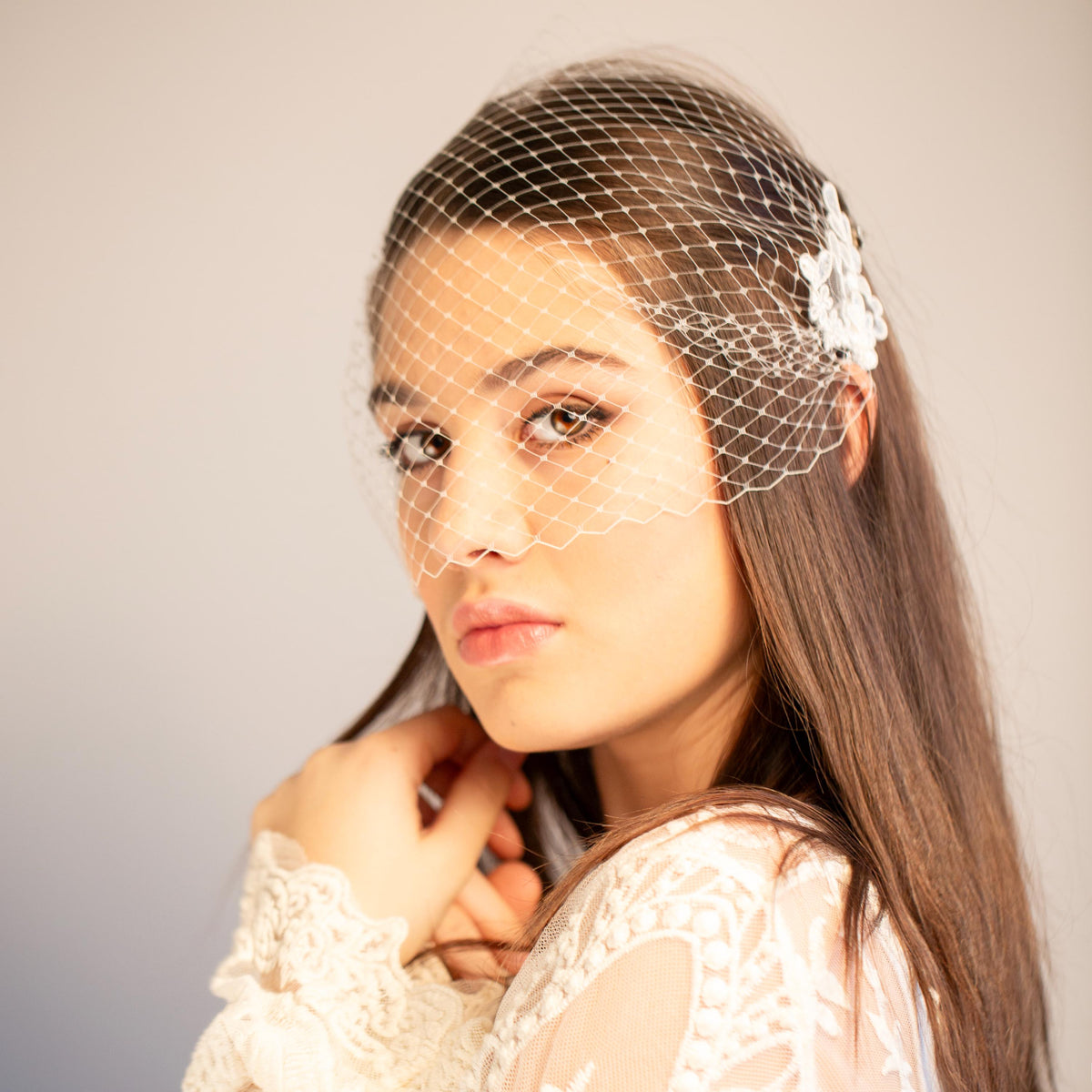 Short Lace Bridal Veil – Wedding Headband with Floral Lace Netting Veil