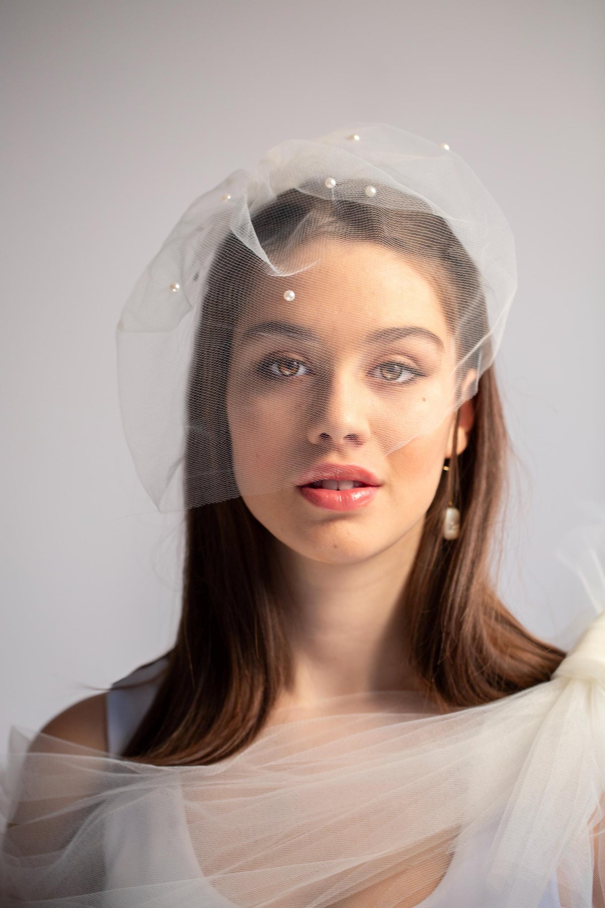 Bridal Tulle Birdcage Veil with Scattered Pearls – Nose-Length Puffy Blusher Veil on Comb