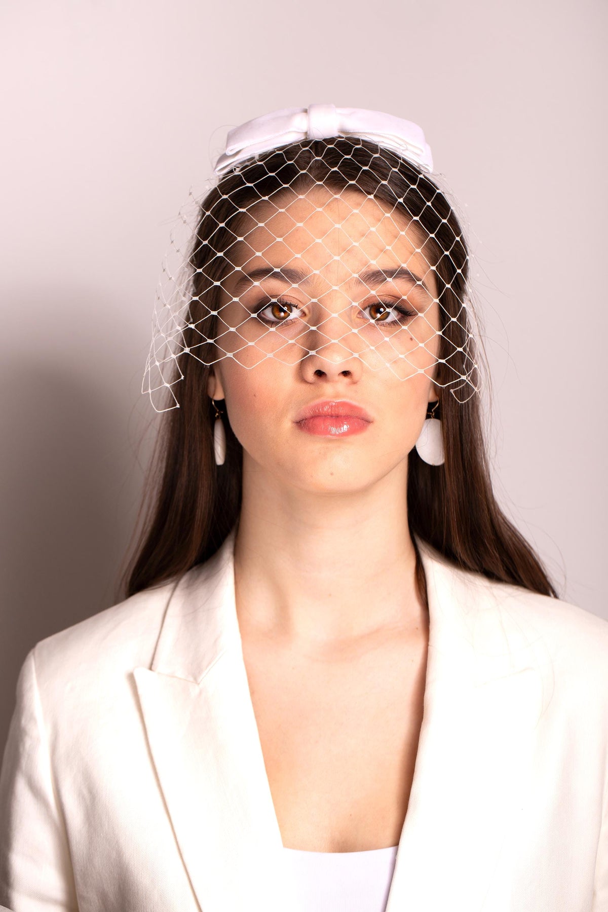 Short Birdcage Veil with Double Velvet Bow – Vintage-Inspired Bridal Face Veil for Classic & City Hall Weddings