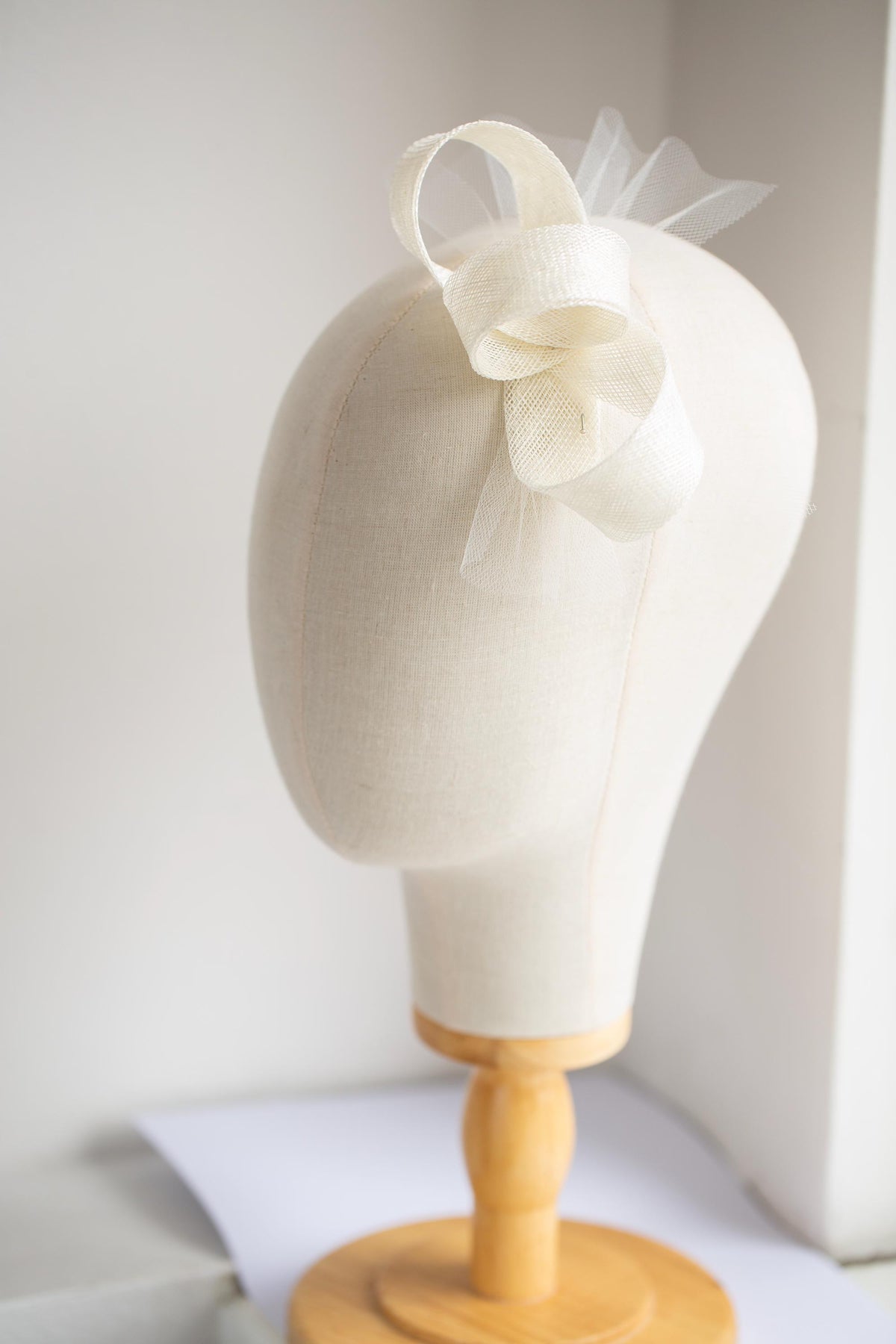 Ivory Wedding Headpiece – Minimalist Bridal Fascinator with Soft Tulle for City Hall Bride