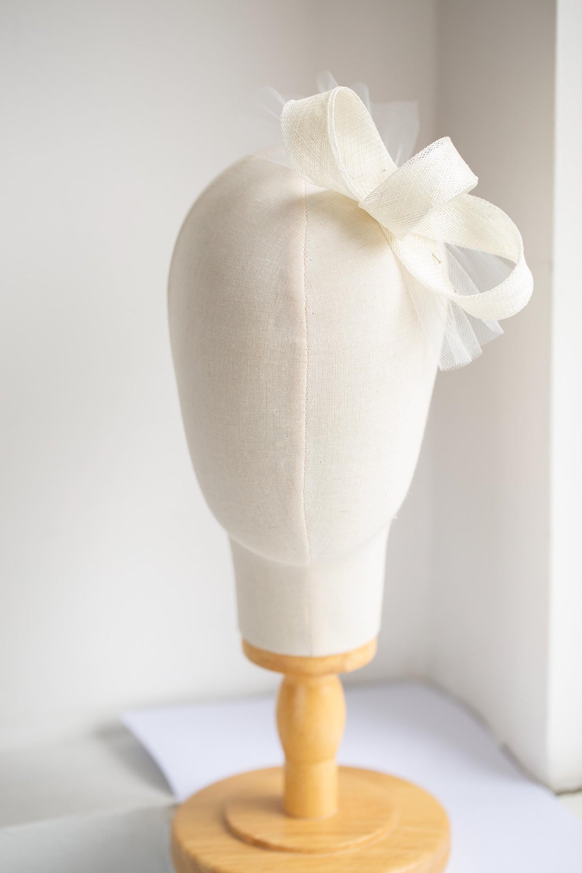 Ivory Wedding Headpiece – Minimalist Bridal Fascinator with Soft Tulle for City Hall Bride