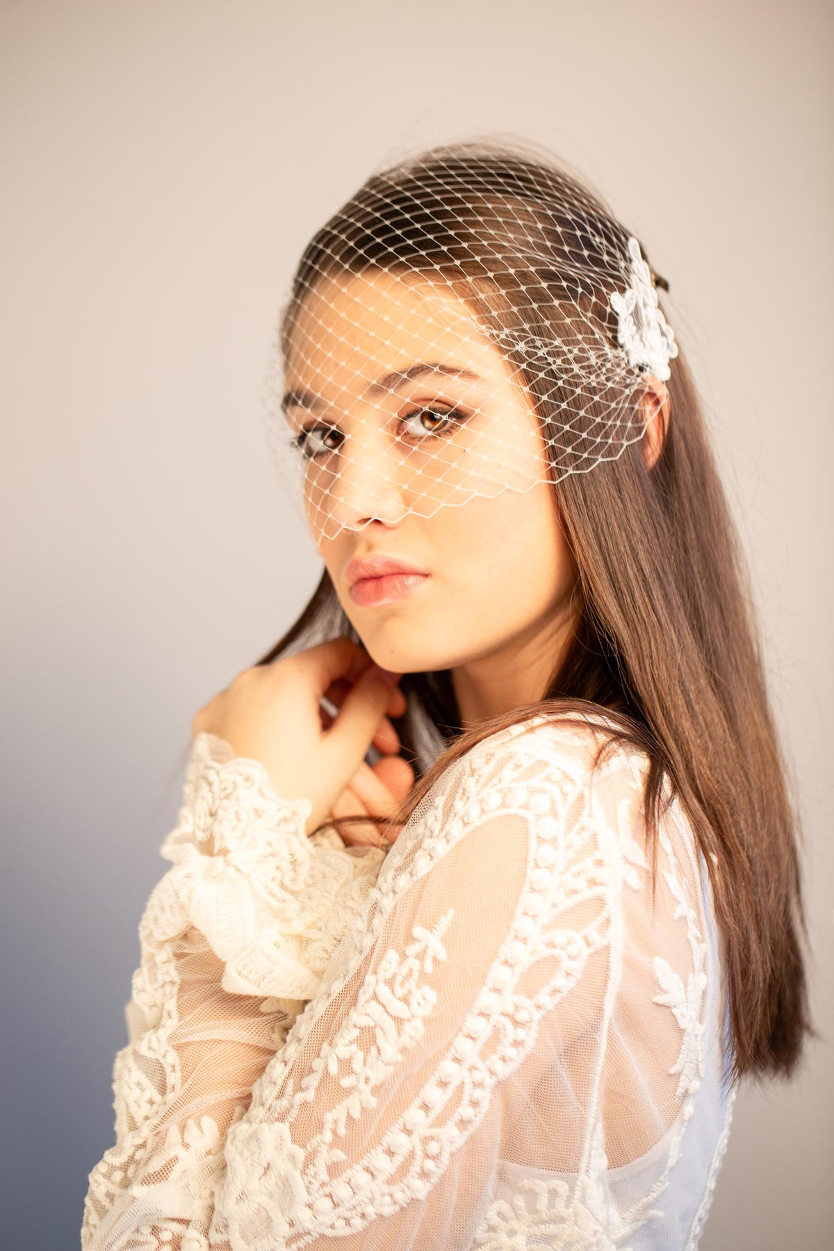 Short Lace Bridal Veil – Wedding Headband with Floral Lace Netting Veil