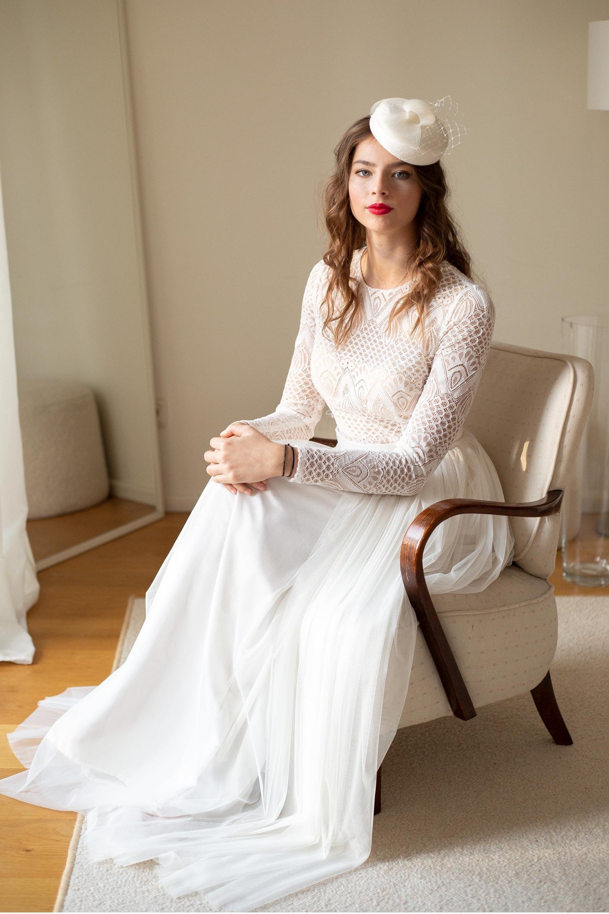 Bridal Pillbox Hat with Crin Bow Netting – Minimalist Wedding Headpiece, Handmade covered in Silk Fascinator, Mini Hat