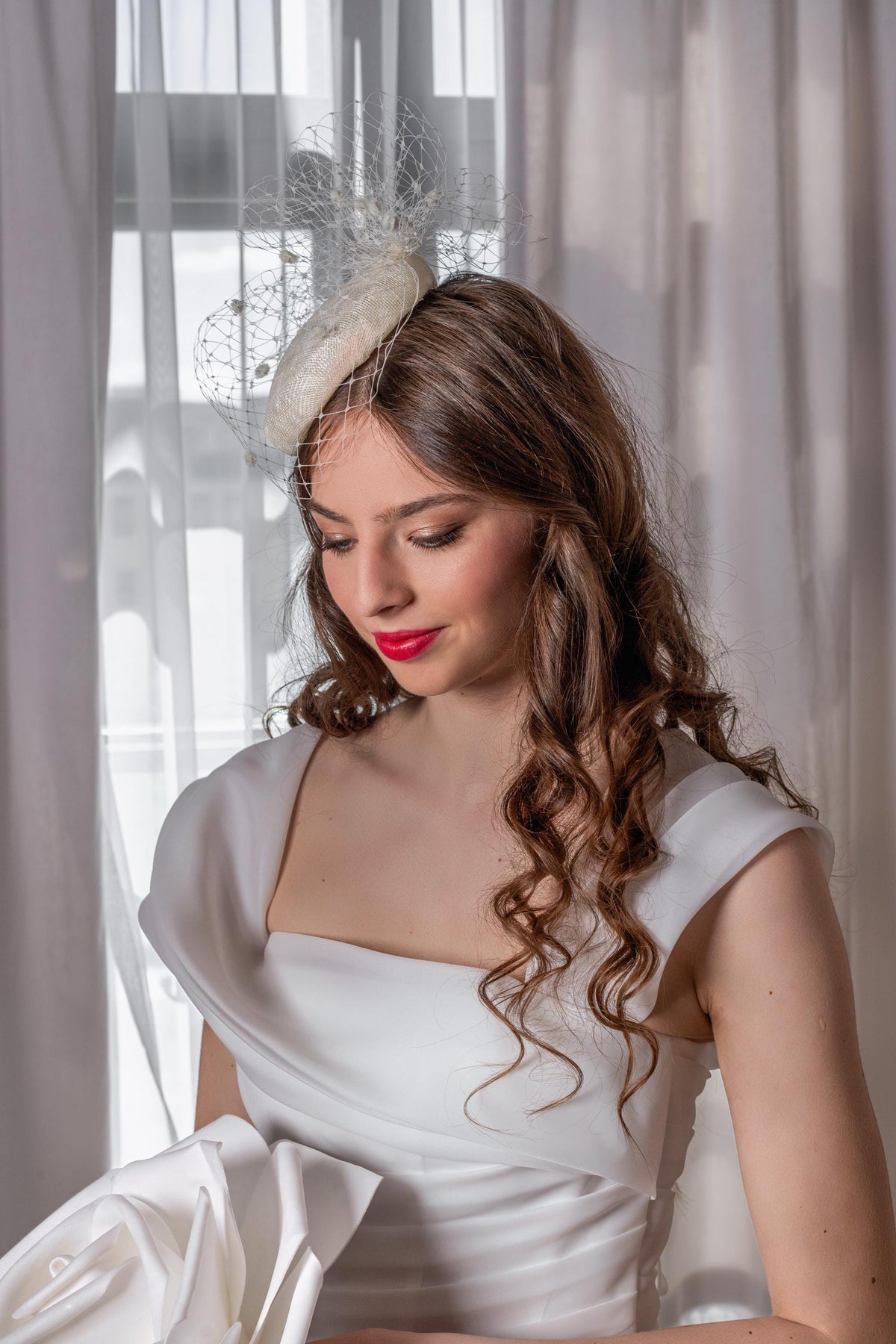 Ivory Pillbox Wedding Hat with Birdcage Veil, Elegant Bridal Fascinator with Dotted Netting, Veiled Bride Headpiece