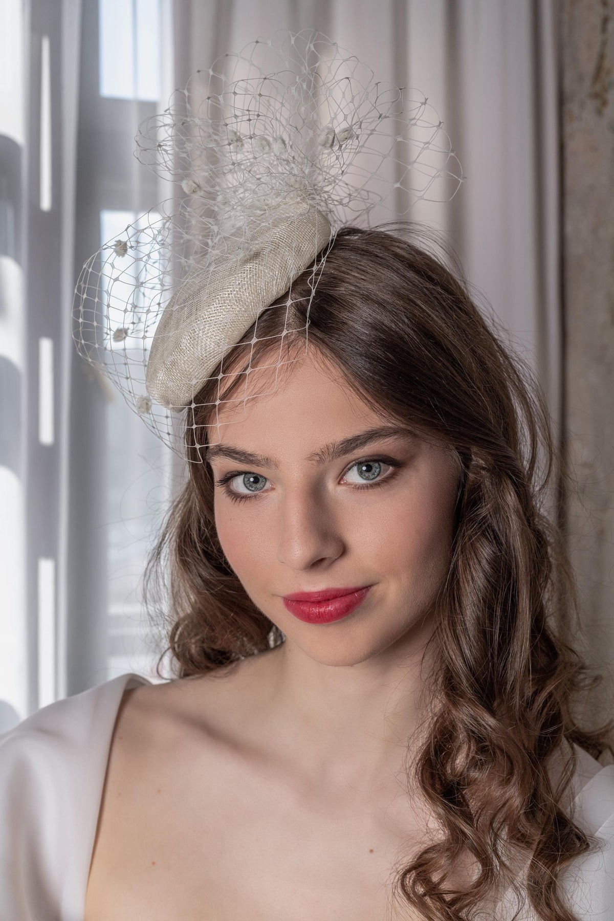 Ivory Pillbox Wedding Hat with Birdcage Veil, Elegant Bridal Fascinator with Dotted Netting, Veiled Bride Headpiece