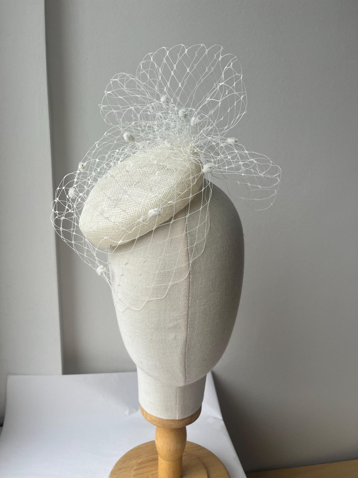 Ivory Pillbox Wedding Hat with Birdcage Veil, Elegant Bridal Fascinator with Dotted Netting, Veiled Bride Headpiece