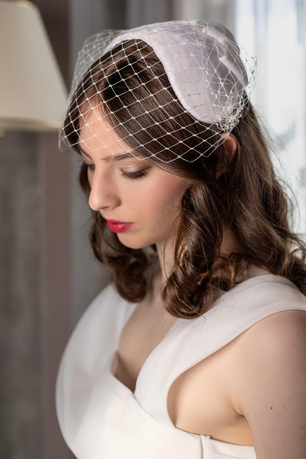 Veiled Wedding Cap with Bow – Bridal Half Hat with Birdcage Veil – Wide Bridal Headband Headpiece – Retro Old Hollywood Wedding Hat