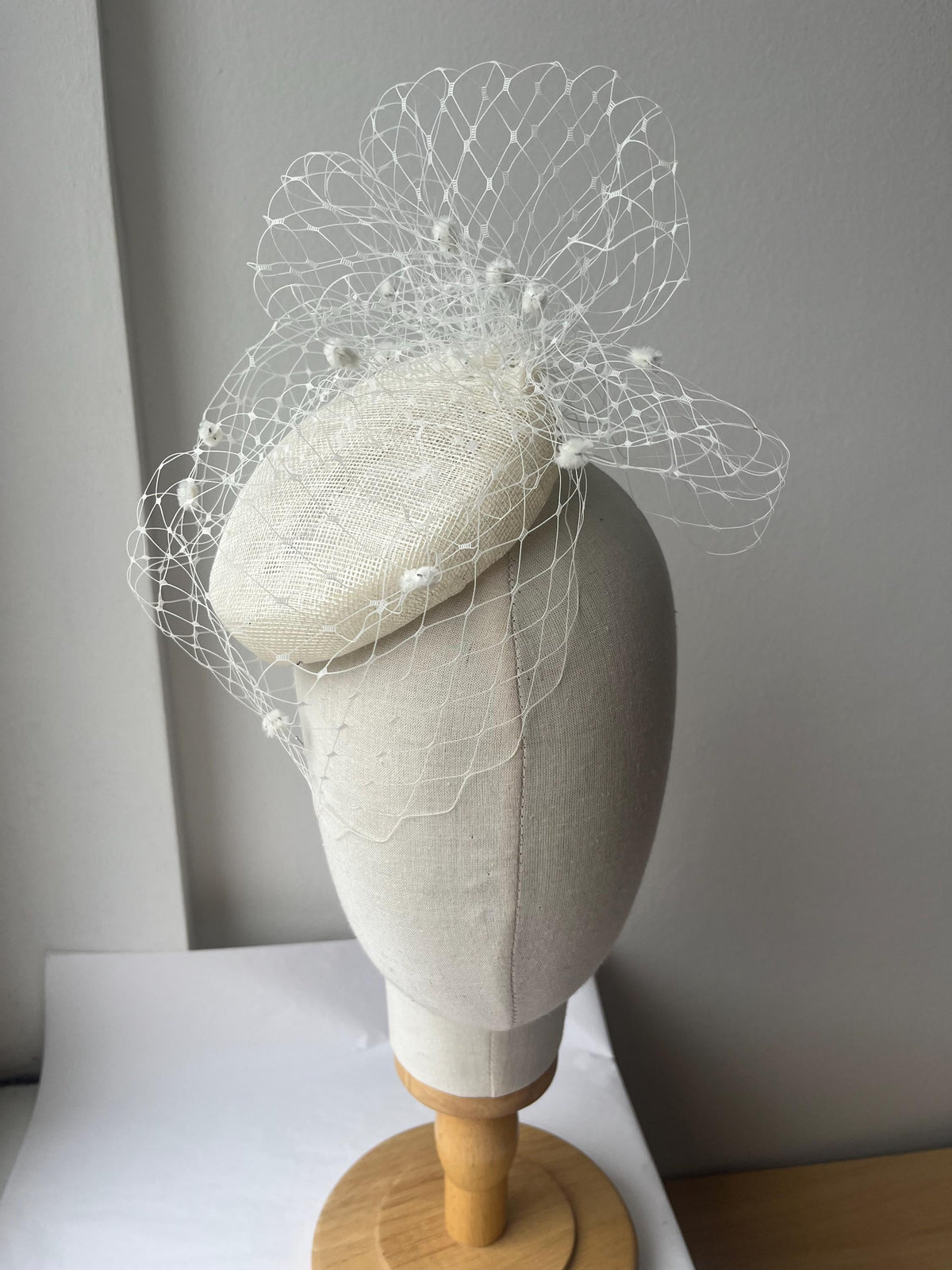 Ivory Pillbox Wedding Hat with Birdcage Veil, Elegant Bridal Fascinator with Dotted Netting, Veiled Bride Headpiece