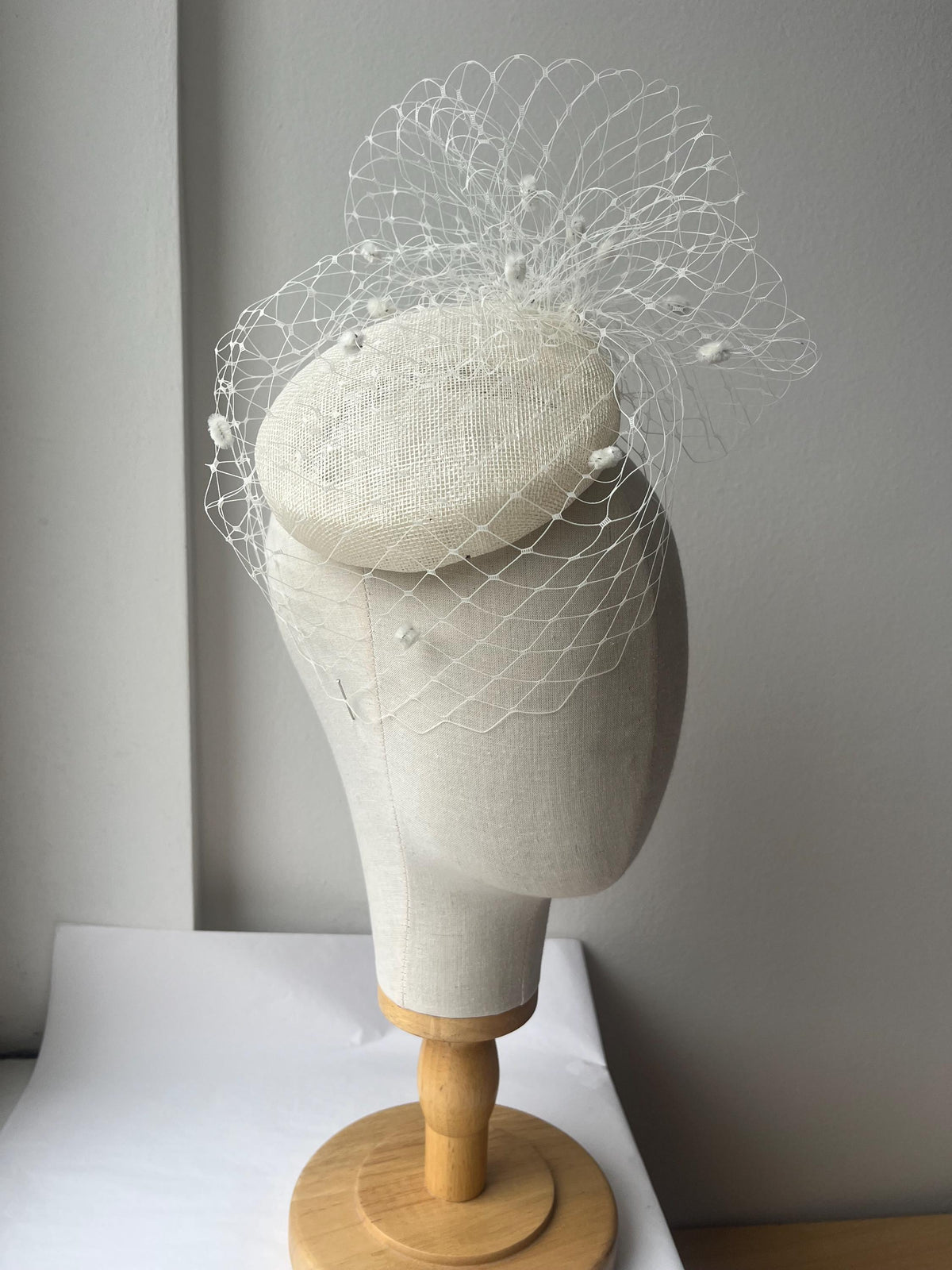 Ivory Pillbox Wedding Hat with Birdcage Veil, Elegant Bridal Fascinator with Dotted Netting, Veiled Bride Headpiece