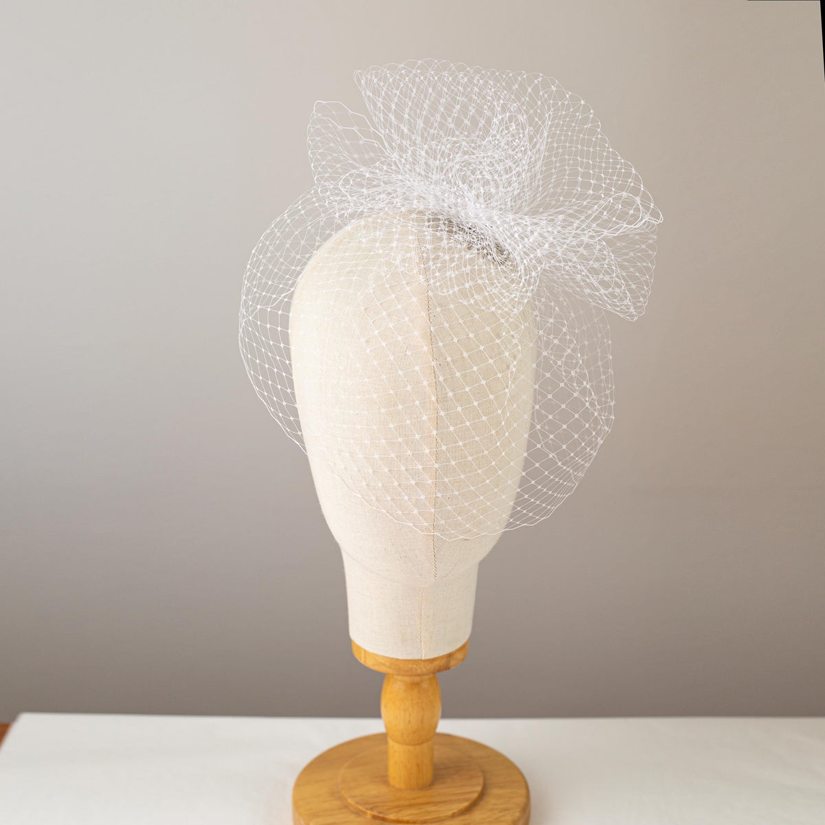 White Birdcage Veil with Pouf – Wedding Veil Headpiece – Modern Bride Hair Accessory – Short Netting Bridal Fascinator