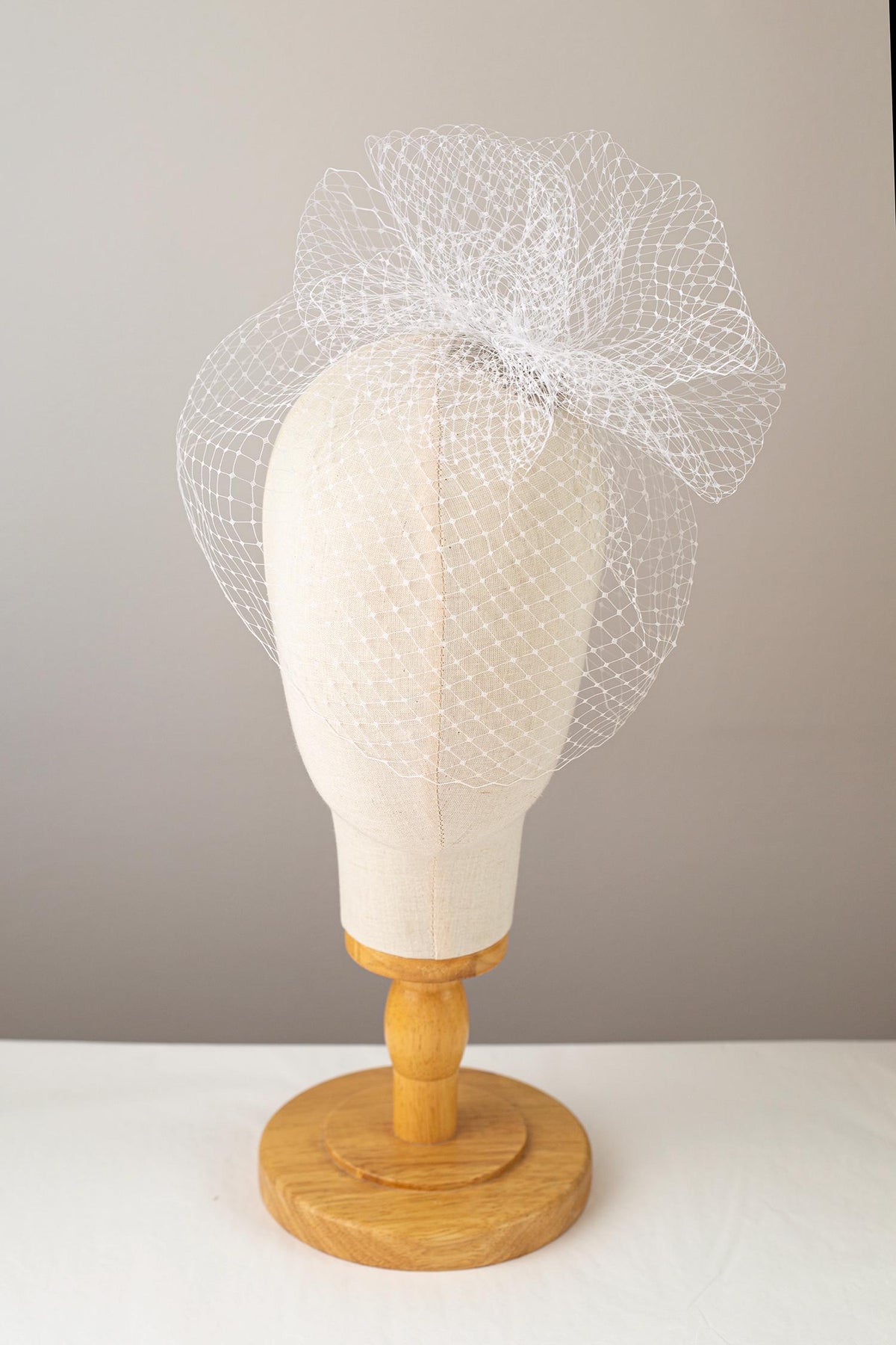 White Birdcage Veil with Pouf – Wedding Veil Headpiece – Modern Bride Hair Accessory – Short Netting Bridal Fascinator